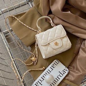 Mini borsa a tracolla trapuntata beige con chiusura a fiore dorato e catena