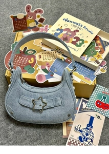 Gros plan du sac hobo en denim bleu clair avec boucle étoile et rivets vintage style Y2K