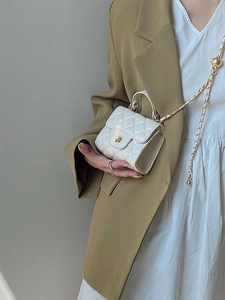 Mini borsa a catena trapuntata chic con blazer kaki per un look dallo stile elegante