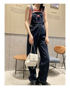 Petit sac à dos blanc avec chaîne et boucle décorative en métal argenté papillon