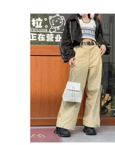 Petit sac à dos en similicuir blanc avec chaîne argentée et boucle papillon élégante