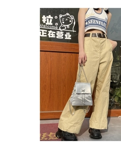 Sac à dos chaîne argenté Y2K avec boucle détaillée en forme de papillon métallique