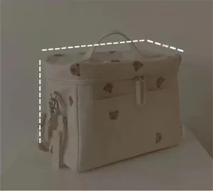 Detailed view of insulated bear bag showing dimensions 30x15x22 cm for outdoor nursery use