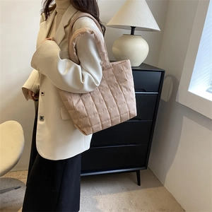 Quilted tote bag in beige with large capacity for commuting and daily fashion use