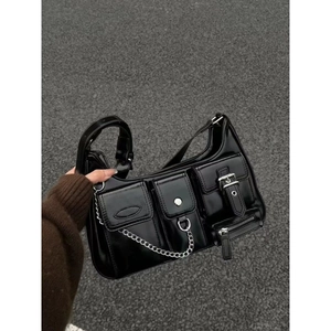 Detail der schwarzen Lackleder-Schultertasche mit Utility-Taschen und silbernen Ketten