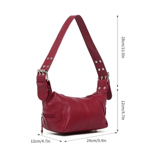 Detailansicht der roten Lederschultertasche mit Metallösen und Produktabmessungen