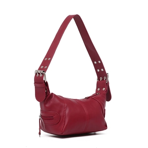 Seitenansicht der roten Ledertasche mit silbernen Ösen und Schnallen am Schultergurt