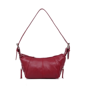 Detailansicht der weinroten Leder-Achseltasche mit Reißverschlusstaschen und Ziernähten