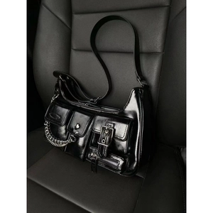 Detail der schwarzen Y2K Biker-Schultertasche mit Silberketten und mehreren Taschen