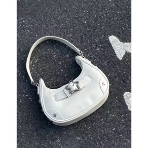 Sac bandoulière demi-lune blanc avec détails d'étoiles argentées et clous sur asphalte