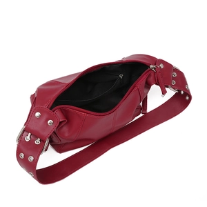 Detailansicht der burgunderroten Hobo-Tasche mit Ösenriemen und Innentasche aus Leder