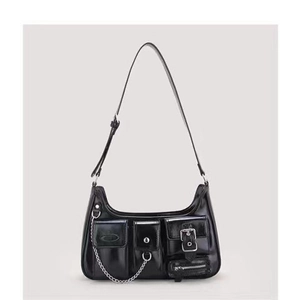 Detailansicht der schwarzen Lackleder-Y2K-Schultertasche mit Silberketten und Funktionstaschen