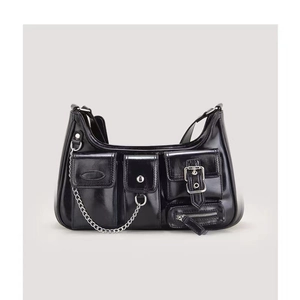 Detailaufnahme der glänzenden schwarzen Motorradtasche mit Taschen und Metallkette