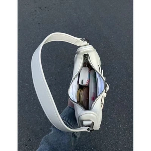 Sac à bandoulière vintage blanc cassé montrant l'intérieur spacieux et accessoires