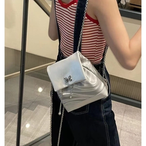 Mini Sac à Dos Y2K Mode avec Fermoir Papillon pour Femmes en Cuir PU Chaîne en Métal Sac à Bandoulière Argent Rose Noir