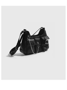 Details der glänzenden schwarzen Motorradtasche mit mehreren Taschen und Silberketten