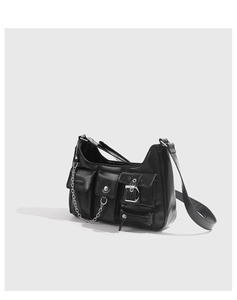 Detail der schwarzen Vintage Motorradtasche aus Glanzleder mit Taschen und Metallketten