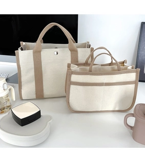 Vista dettagliata della borsa mamma in tela con set organizer su scrivania