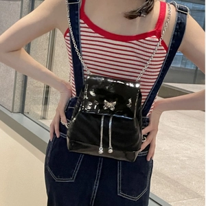 Mini sac à dos noir en cuir verni style Y2K avec détail papillon et bandoulière chaîne