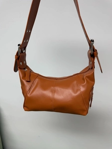 Detailansicht der braunen Hobo-Tasche mit Metallschnalle und dekorativen Ziernähten