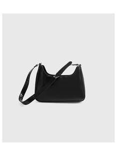 Detailansicht der schwarzen glänzenden Hobo-Tasche mit silberner Schnalle am Riemen