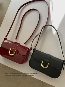 Comparaison détaillée entre le cuir verni rouge brillant et le cuir noir mat des sacs