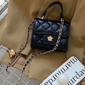Mini borsa trapuntata con chiusura a camelia e catena con sfera dorata regolabile