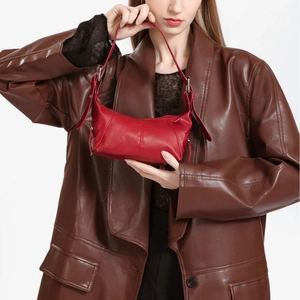 Minimalistische rote Leder-Achseltasche mit glänzendem Finish und Reißverschluss für Damen