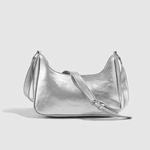 Detail der silbernen Metallic-Hobo-Tasche mit Reißverschluss und verstellbarem Trageriemen