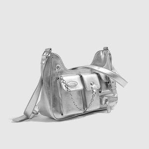 Details der silbernen Metallic-Umhängetasche mit funktionellen Taschen und Metallketten