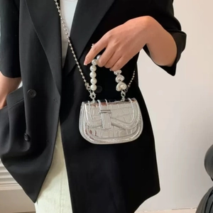 Silberne Mini-Satteltasche mit Perlengriff und Krokodilmuster-Textur für Damen