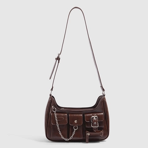 Details von braunem PU-Leder mit Multi-Pocket-Design und silberner Kette der Tasche