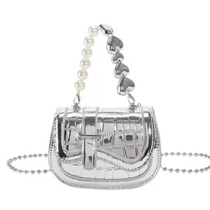 Silberne Mini-Satteltasche mit Perlen-Herz-Griff und Krokoprägung für Damen
