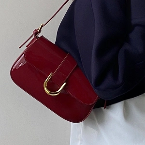 Sac à bandoulière en cuir verni rouge foncé avec boucle fer à cheval dorée style rétro