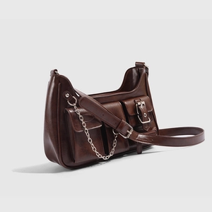 Details einer braunen Vintage-Unterachseltasche aus Kunstleder mit Taschen und Ketten