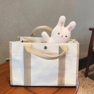 Borsa mamma in tela capiente color crema e kaki con un simpatico coniglietto di peluche