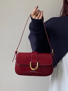 Sac à bandoulière bordeaux chic avec boucle fer à cheval dorée et fini verni