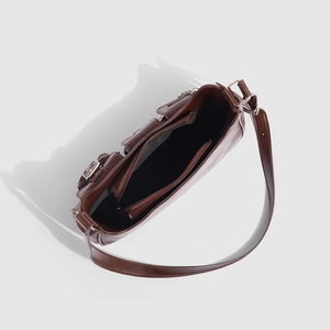 Draufsicht auf das geräumige Innenfach und die Fächer dieser Vintage dunkelbraunen Ledertasche