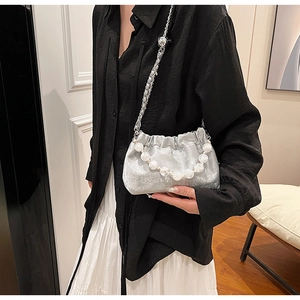 Details der silbernen Falten-Cloud-Tasche mit großem Perlengriff und Metallkette