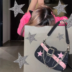 Détail du sac à bandoulière Y2K noir et rose avec motif étoile et chaîne métallique