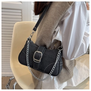Dettaglio della borsa a spalla in denim retrò con fibbia argento e catena in metallo