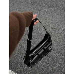 Borsa a spalla Y2K vintage in pelle verniciata nera con tasche e catene in metallo argento