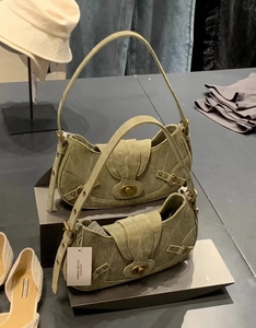 Détail de deux sacs selle en denim vert vintage, tailles grande et petite avec boucles Y2K