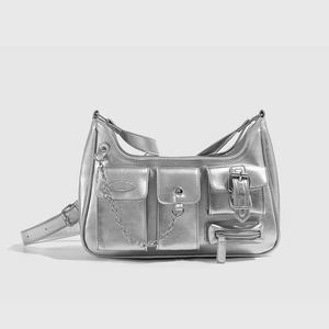 Borsa a spalla argento stile motociclista con tasche multiple e dettagli catena