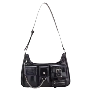Borsa sottobraccio stile biker nera lucida con tasche multiple e catena in metallo