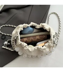 Draufsicht der offenen Wolken-Tasche mit Perlenkette und großem Stauraum für Essentials
