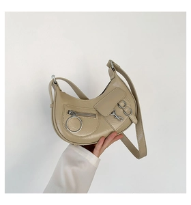 Détail du sac hobo abricot avec style moto vintage et boucles métalliques chic