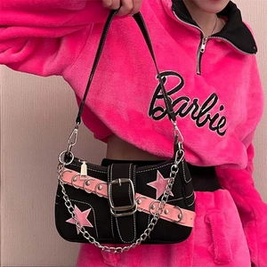 Détail du sac à bandoulière noir Y2K avec étoiles roses et chaîne métallique argentée