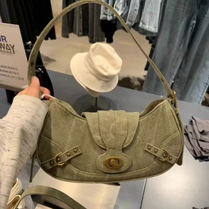 Sac sous le bras en toile verte vintage avec forme selle rétro et boucle en laiton