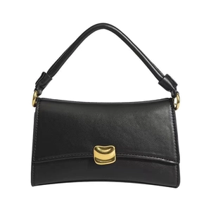 Borsa baguette nera minimalista con elegante chiusura dorata su sfondo bianco puro